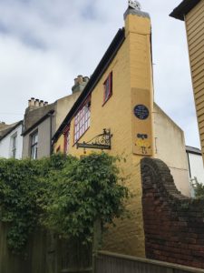 A house built on a wedge of land as a bet!